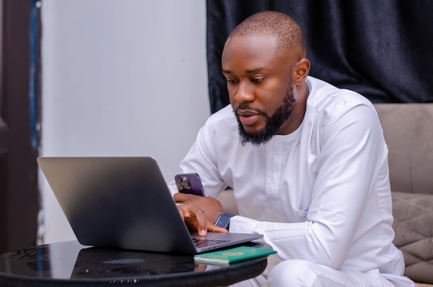 Portrait de jeune homme assis à son bureau dans le bureau