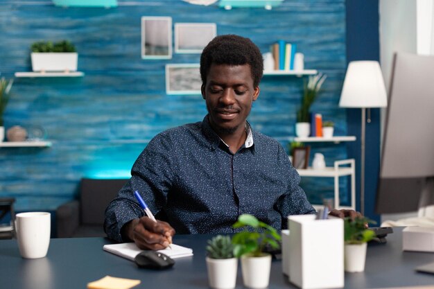 Photo portrait d'un jeune homme assis à une table