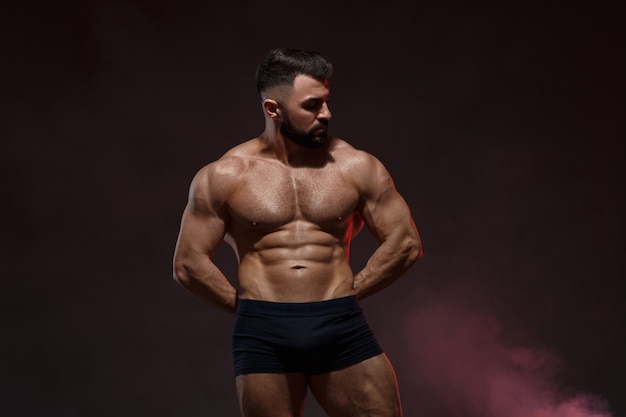 Portrait d'un jeune homme athlétique avec un torse nu montrant les muscles