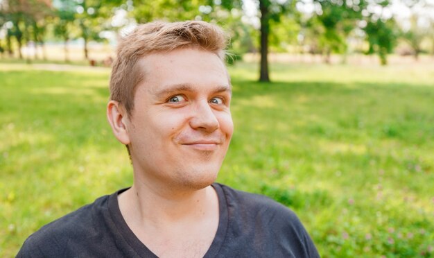 Portrait d'un jeune homme au parc