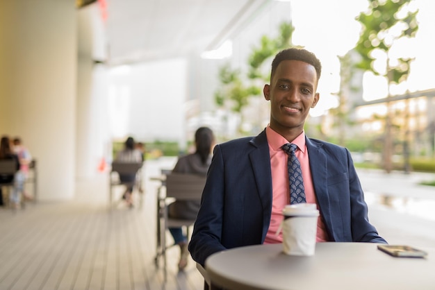 Portrait d'un jeune homme au poste