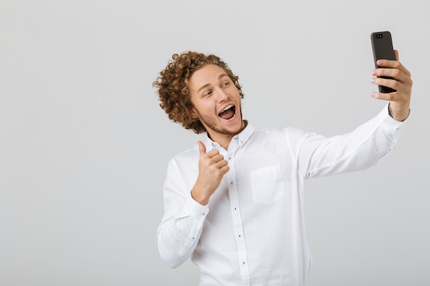 Portrait d'un jeune homme aux cheveux bouclés