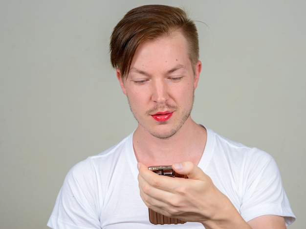 Portrait, de, jeune homme, à, barbe, chaume, porter, maquillage