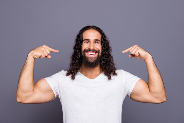 portrait jeune homme avec barbe et cheveux longs