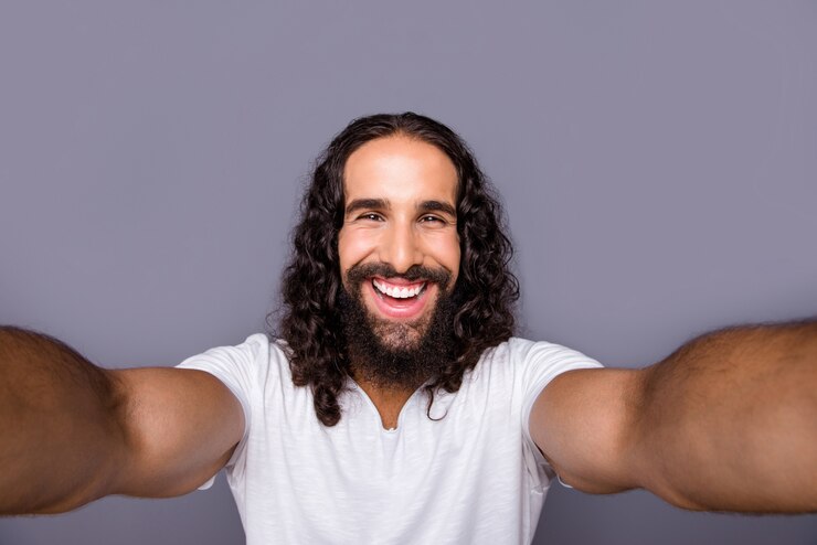 Photo portrait jeune homme avec barbe et cheveux longs