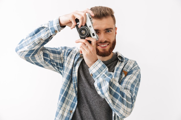 Portrait d'un jeune homme barbu confiant