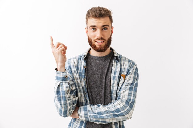 Portrait d'un jeune homme barbu excité debout