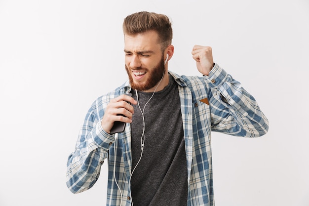 Portrait d'un jeune homme barbu excité debout