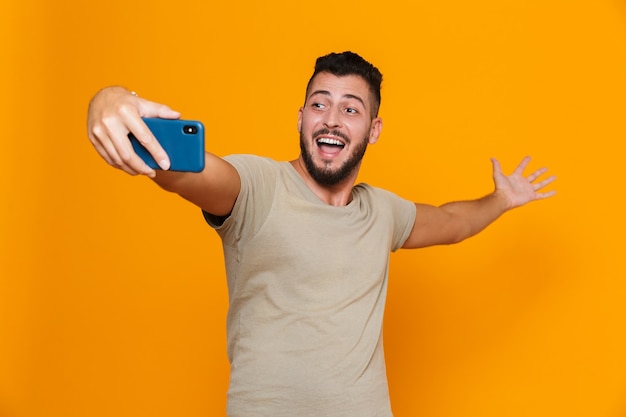 Portrait d'un jeune homme barbu heureux en t-shirt