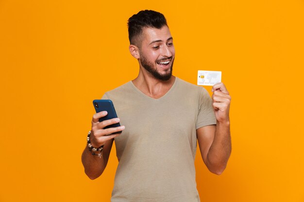 Portrait d'un jeune homme barbu heureux