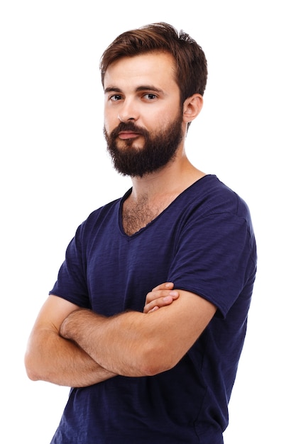 Portrait d'un jeune homme barbu isolé sur blanc