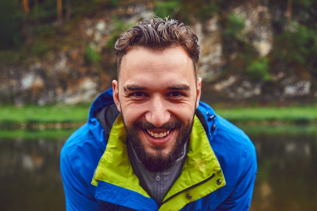 Portrait d'un jeune homme barbu sur la nature. Le concept d'expédition, d'aventure et de camping.