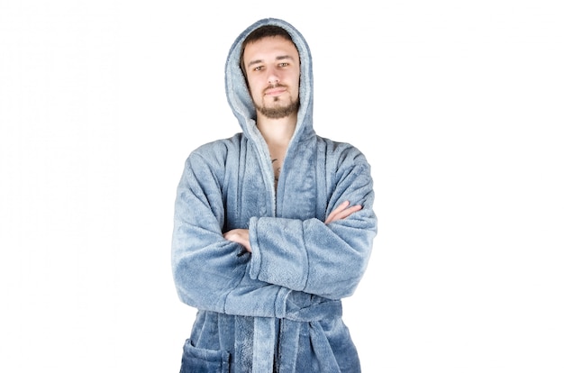 Portrait de jeune homme barbu en peignoir bleu