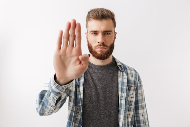 Portrait d'un jeune homme barbu sérieux