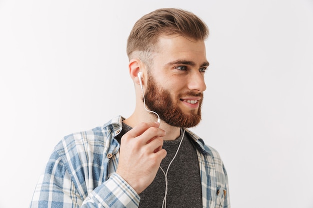 Portrait d'un jeune homme barbu souriant