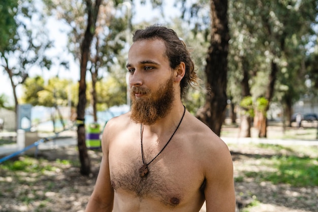 Photo portrait de jeune homme barbu avec torse nu