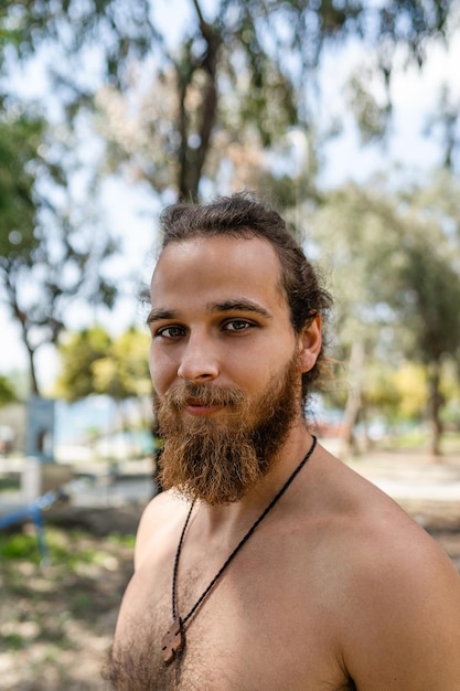 Portrait de jeune homme barbu avec torse nu