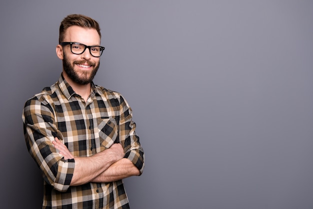 Portrait jeune homme barbu