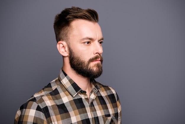 Portrait jeune homme barbu