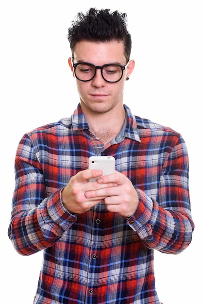 Portrait de jeune homme beau hipster à l'aide de téléphone
