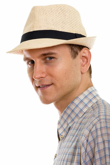 Portrait de jeune homme beau touriste portant un chapeau