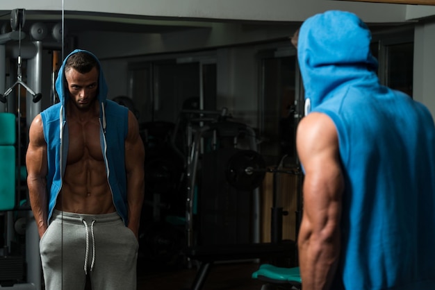 Portrait d'un jeune homme en bonne forme physique dans un club sain