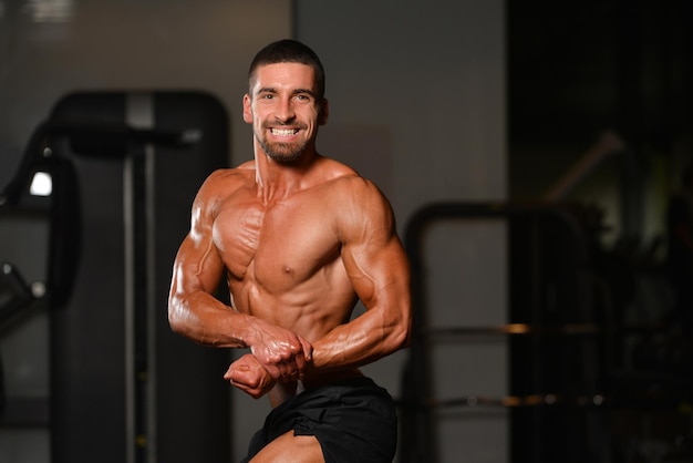 Portrait d'un jeune homme en bonne forme physique montrant son corps bien formé Muscular Athletic Bodybuilder Fitness Model Posing After Exercises