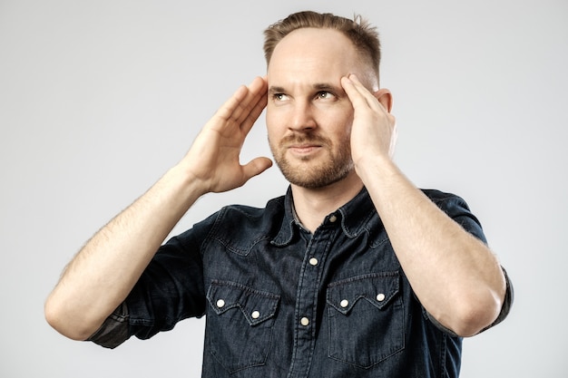 Portrait de jeune homme bouleversé isolé