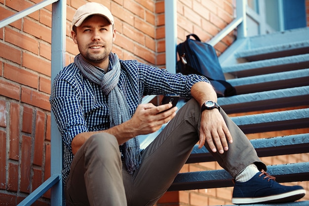 Portrait d'un jeune homme branché de la ville