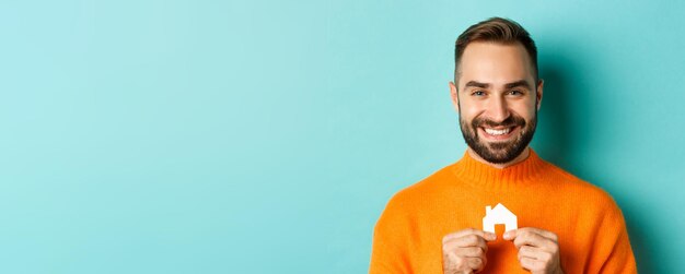 Photo portrait d'un jeune homme avec les bras croisés sur un fond bleu