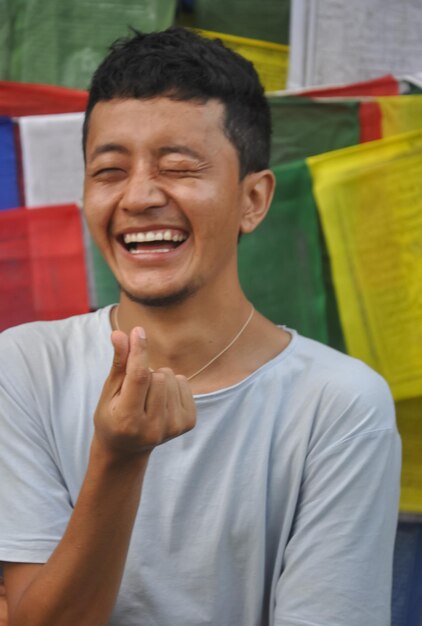 Photo portrait d'un jeune homme avec les bras croisés