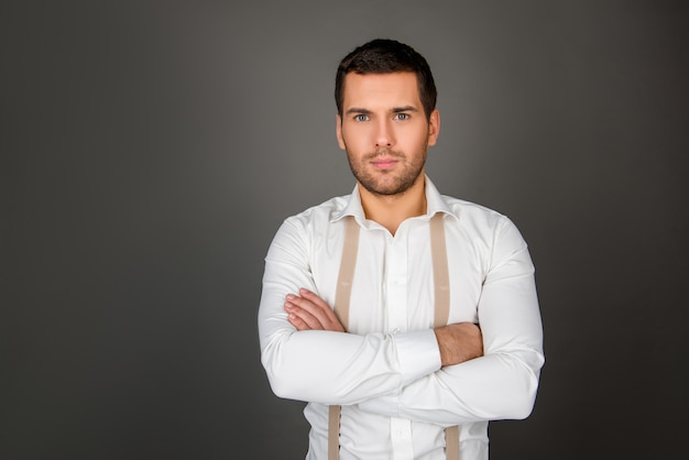 Portrait d'un jeune homme avec des bretelles