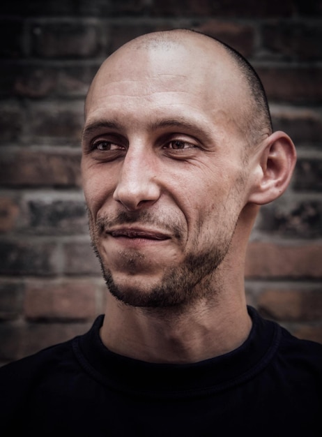 Portrait d'un jeune homme brutal avec un sourire sur son visage