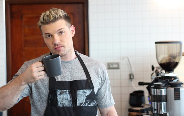 Photo portrait d'un jeune homme buvant du café à la maison