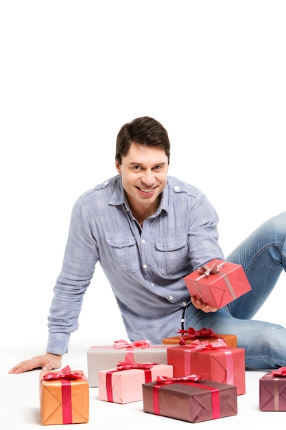 portrait jeune homme avec des cadeaux