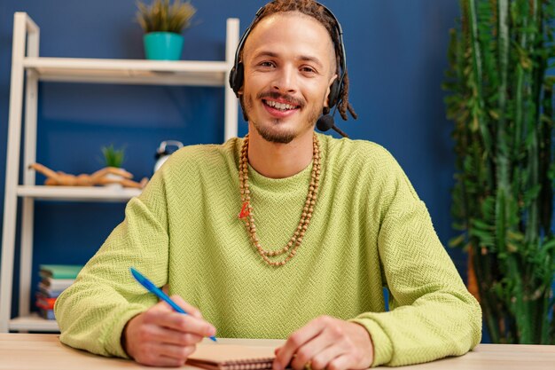 Portrait d'un jeune homme avec casque, concept de travailleur du service client