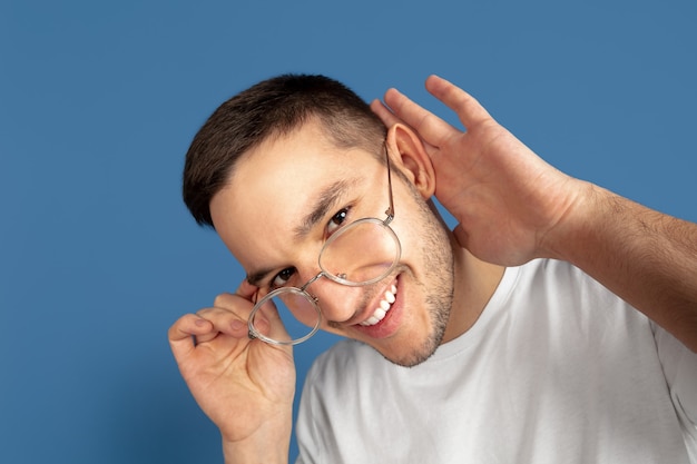 Portrait de jeune homme caucasien sur bleu