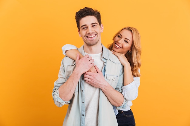 Portrait de jeune homme caucasien et femme en vêtements de base posant ensemble