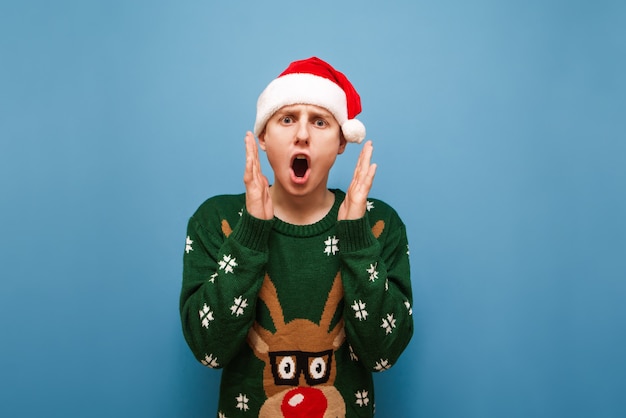 portrait jeune homme avec chapeau de Noël