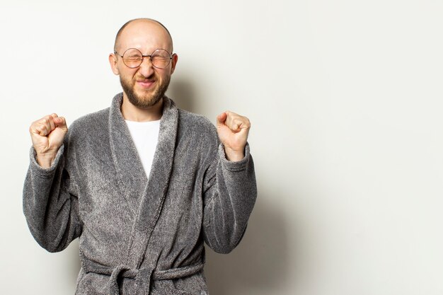 Photo portrait d'un jeune homme chauve avec une barbe et des lunettes ferma les yeux émotionnelle