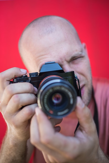 Portrait de jeune homme closeup avec caméra