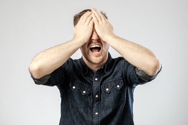 Portrait de jeune homme en colère isolé