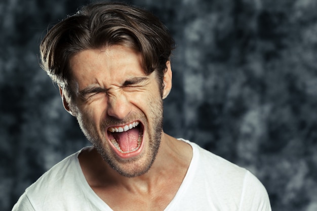 Portrait d&#39;un jeune homme en colère