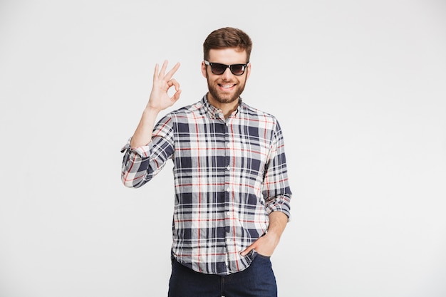 Portrait d'un jeune homme confiant en chemise à carreaux