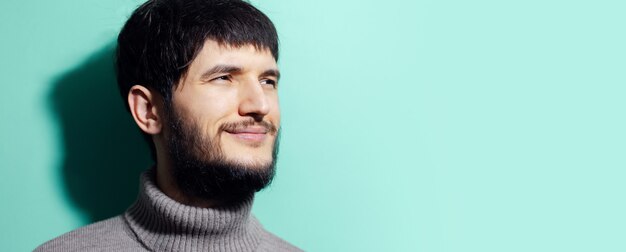 Portrait de jeune homme confiant sur cyan