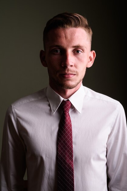 Portrait de jeune homme contre un mur de couleur