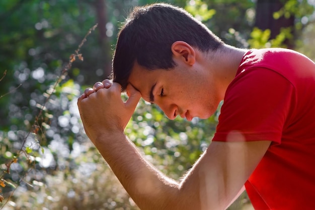 Photo portrait d'un jeune homme contre des plantes