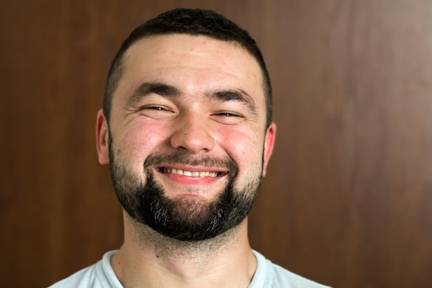 Portrait de jeune homme avec coupe courte