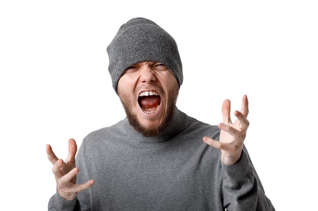 Portrait de jeune homme criant en colère au chapeau