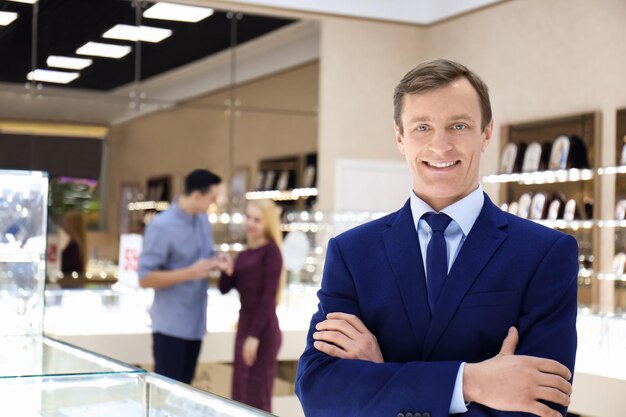 Portrait de jeune homme dans une bijouterie Propriétaire de petite entreprise